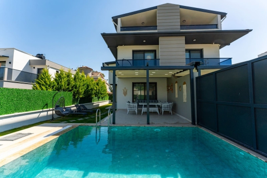 Fethiye Çalış bölgesindeki Villa Menteş 1’in özel havuzlu ve geniş teraslı dış görünümü.