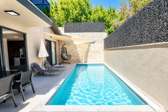 Villa Ares’in şezlonglu özel havuzu ve ferah güneşlenme alanı – Çalış Plajı’na yakın konumda huzurlu tatil imkânı sunan özel havuzlu villa