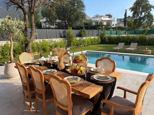 Doğa ile iç içe konumlanan Villa Aura 2’nin geniş bahçesi ve özel havuzuyla huzurlu tatil ortamı.
