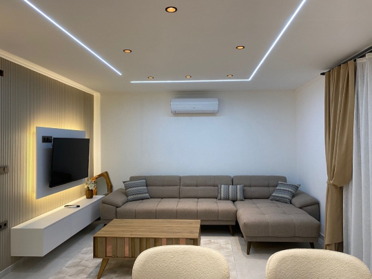 Villa Derina’nın modern ve geniş oturma alanı, konforlu mobilyalarıyla huzurlu tatil atmosferi sunuyor.