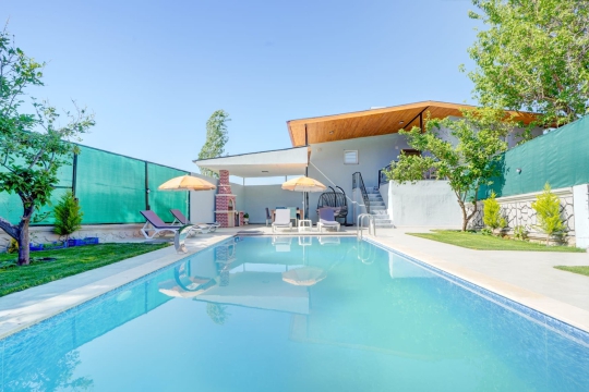Korunaklı havuz alanı ve modern mimarisiyle Villa Mentol doğa içerisinde huzurlu konaklama sunuyor.