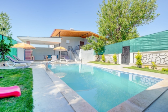 Seydikemer Kayadibi’nde bulunan Villa Mentol’un geniş özel havuzu ve ferah dış yaşam alanı.