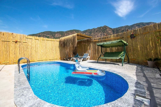 Muhafazakar havuz alanı ve doğal atmosferiyle Villa Çıtak aileler için ideal tatil villasıdır.