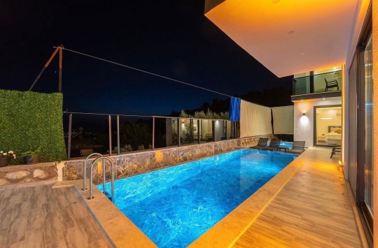 Akşam aydınlatmalı korunaklı havuz alanıyla Villa Usta’da keyifli konaklama deneyimi.