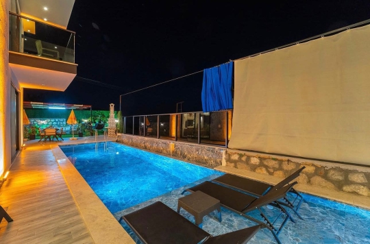 Kalkan Yeşilköy’de bulunan Villa Usta’nın özel havuzlu geniş teras alanı görünümü.