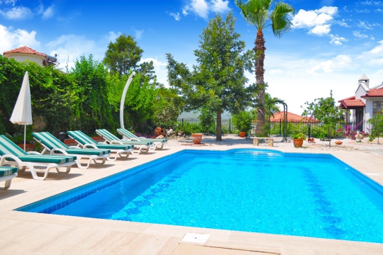 Villa Fiest’in Özel Yüzme Havuzu ve Geniş Güneşlenme Alanı