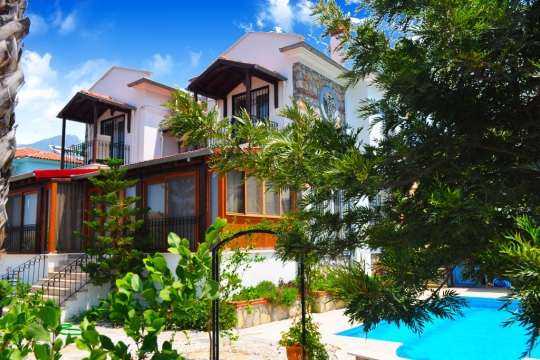 Villa Fiest’in Bahçe İçerisinden Dış Cephe ve Havuz Manzarası