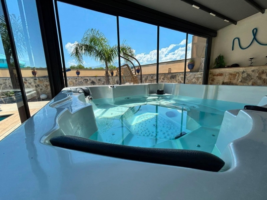 Villa Facer 1’in açık hava jakuzili SPA alanı. Doğa manzarası eşliğinde keyifli ve huzurlu tatil imkanı sunmaktadır.