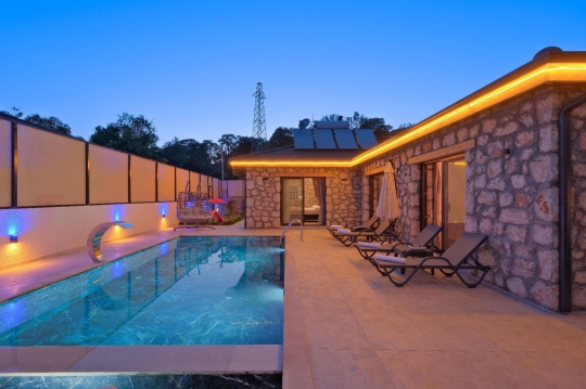 Modern taş villa tasarımı ve özel havuz alanı, doğa içerisinde sakin ve ayrıcalıklı bir tatil geçirmek isteyen misafirler için idealdir.