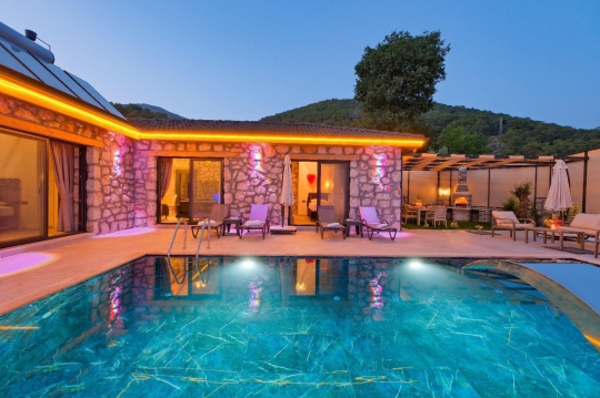 Akşam ışıklandırmalarıyla dikkat çeken havuz bölümü, Villa İncir Ağacı’na estetik ve romantik bir atmosfer kazandırmaktadır.