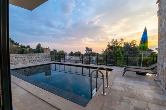 Doğa manzaralı Prestige 2 Villa’da geniş havuz alanı ve sakin bir tatil atmosferi.