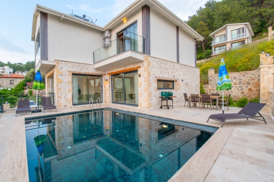 Prestige 2 Villa’nın taş detaylarla zenginleştirilmiş şık dış cephesi ve özel yüzme havuzu.
