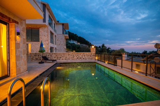 Korunaklı özel havuzlu Prestige 2 Villa’da gün batımı manzarası eşliğinde huzurlu tatil keyfi.