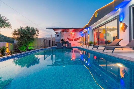 Villa Windy 2’nin Özel Yüzme Havuzu ve Şık Dış Mekân Tasarımı