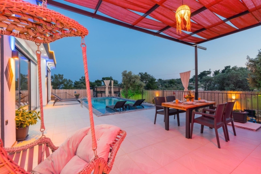 Villa Windy 2 Açık Hava Salıncağı ve Havuz Manzaralı Veranda Alanı