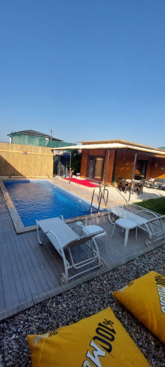 Villa Çıtak Duo’nun özel yüzme havuzu, ahşap mimarisi ve geniş dış yaşam alanını gösteren genel görünüm. Köyceğiz Toparlar’da huzurlu bir tatil sunmaktadır.