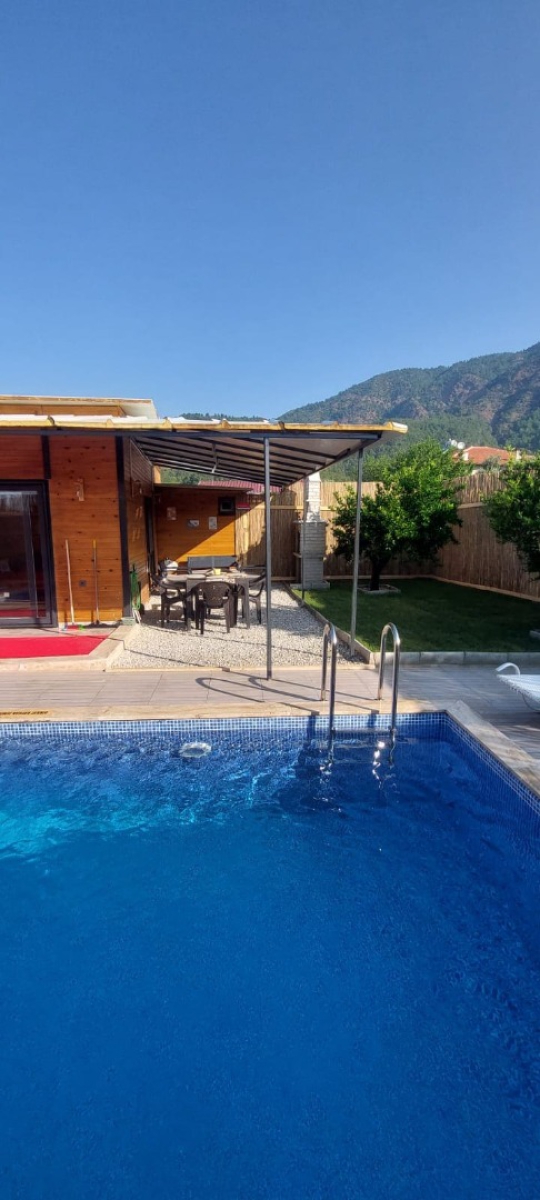 Ahşap villa tasarımı ve özel yüzme havuzuyla dikkat çeken Villa Çıtak Duo. Köyceğiz’de sakin ve konforlu bir konaklama deneyimi yaşatmaktadır.