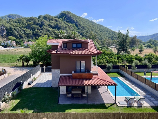 Villa Novaria’nın geniş bahçesi ve özel havuzu, Göcek İnlice’de ailelere ve arkadaş gruplarına özel konforlu konaklama imkânı sağlar.