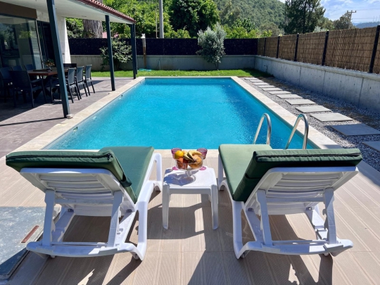 Göcek İnlice’de yer alan Villa Novaria’nın korunaklı özel yüzme havuzu ve güneşlenme alanı, huzurlu bir villa tatili için ideal ortam sağlar.