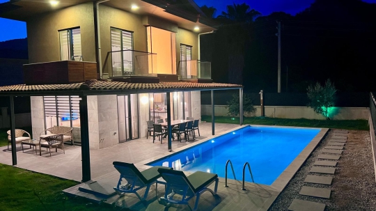 Villa Novaria’nın akşam aydınlatmalı havuz ve bahçe alanı, Göcek İnlice’de keyifli yaz akşamları geçirmeniz için tasarlanmıştır.