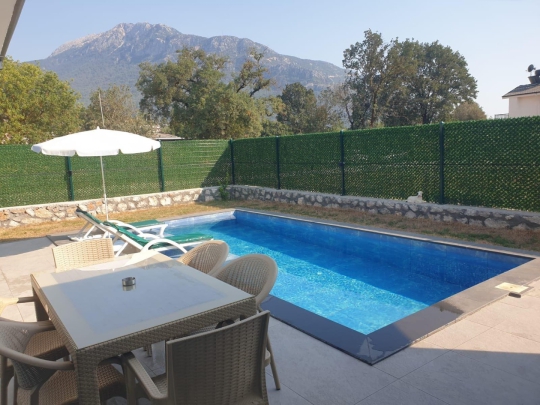 Doğa manzarasına karşı konumlanan havuz bölümü, sakin ve dinlendirici bir tatil atmosferi sunmaktadır.