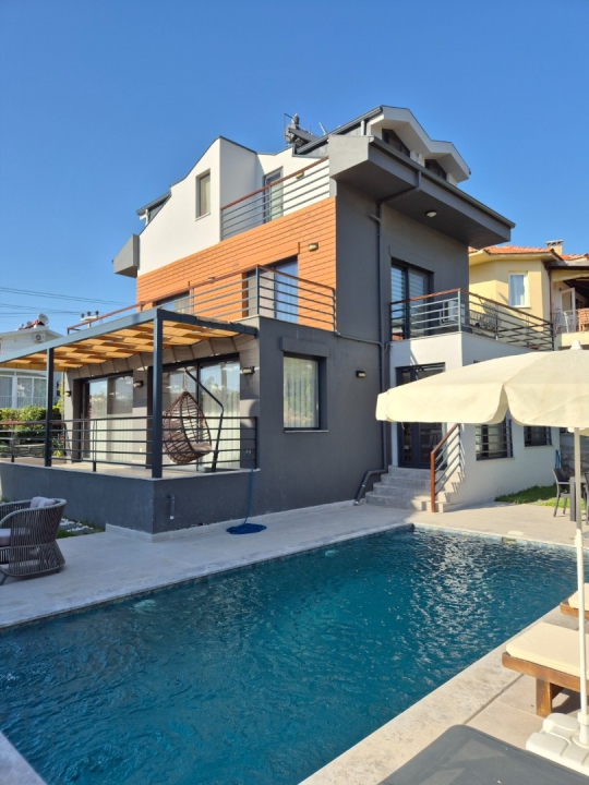 Villa Twins 23 özel havuz alanı; şezlongları, güneş şemsiyesi ve dinlenme alanıyla Ovacık’ta huzurlu bir villa tatili sunuyor.