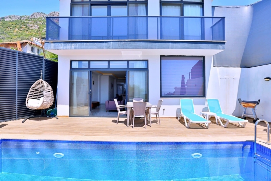 Özel yüzme havuzu ve geniş teras alanıyla Villa Maya, Kalkan'da ayrıcalıklı konaklama imkanı sunuyor.