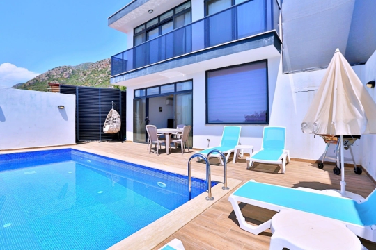 Kalkan Kördere'de bulunan Villa Maya, özel havuzu ve şık dış tasarımıyla ailelere ve balayı çiftlerine hitap ediyor.