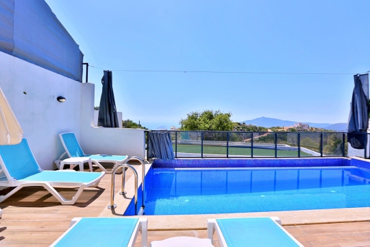 Doğa ve deniz manzarası eşliğinde Villa Maya'nın korunaklı havuzunda unutulmaz bir tatil deneyimi yaşayın.