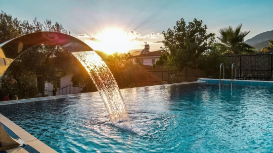 Villa Green'in geniş özel yüzme havuzu, sıcak yaz günlerinde serinleme ve keyifli vakit geçirme imkânı sağlar.