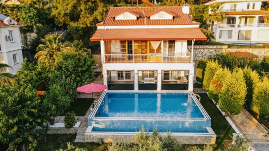 Geniş bahçesi ve özel havuzuyla Villa Green, kalabalık aileler ve arkadaş grupları için ideal bir konaklama seçeneğidir.