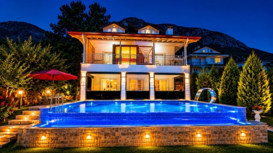 Özel yüzme havuzu ve modern mimarisiyle Villa Green, doğa içerisinde huzurlu bir tatil fırsatı sunmaktadır.