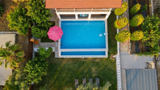 Korunaklı bahçe içerisinde yer alan özel havuz alanı, misafirlere konforlu ve ayrıcalıklı bir tatil deneyimi sunar.