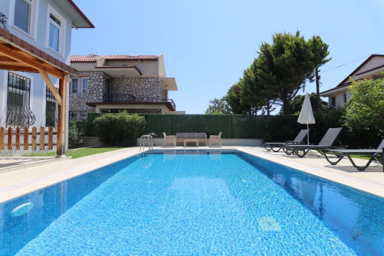 Geniş havuz terası ve bakımlı bahçesiyle dikkat çeken Villa Casa Olive, çocuklu aileler için ideal bir tatil villasıdır.
