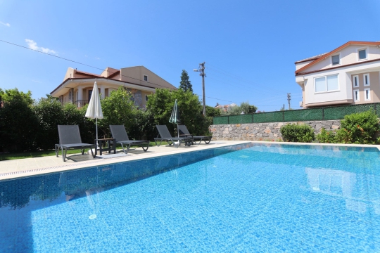 Havuz başında yer alan dinlenme alanları ve ferah bahçe düzeniyle Villa Casa Olive, sakin ve huzurlu bir tatil ortamı sunm