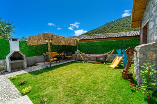 Geniş yeşil bahçesi ve çocuk oyun alanı ile Han Villa, çocuklu aileler için ideal bir tatil villasıdır.