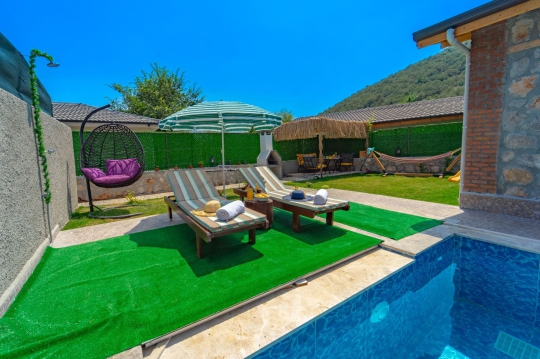 Şezlong alanı ve özel havuzu bulunan Han Villa, Kayaköy'ün doğal atmosferinde dinlendirici bir villa tatili sunmaktadır.