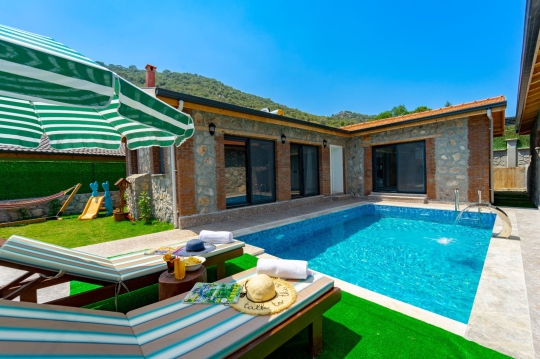 Fethiye Kayaköy'de yer alan Han Villa'nın özel havuzu, güneşlenme alanı ve modern taş ev mimarisi ile konforlu bir konaklama imkanı sunmaktadır.