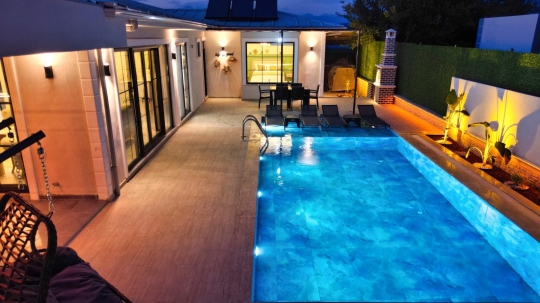 Gece aydınlatmalarıyla büyüleyici bir atmosfere sahip Villa Hira’nın özel havuzu, yaz akşamlarını unutulmaz hale getirmektedir.