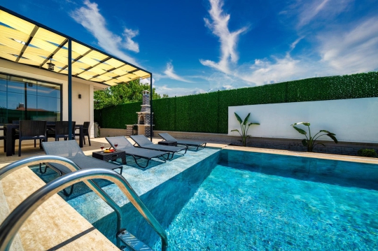 Korunaklı havuz alanı ve geniş güneşlenme terasıyla Villa Hira, doğayla iç içe sakin bir tatil arayan misafirler için idealdir.