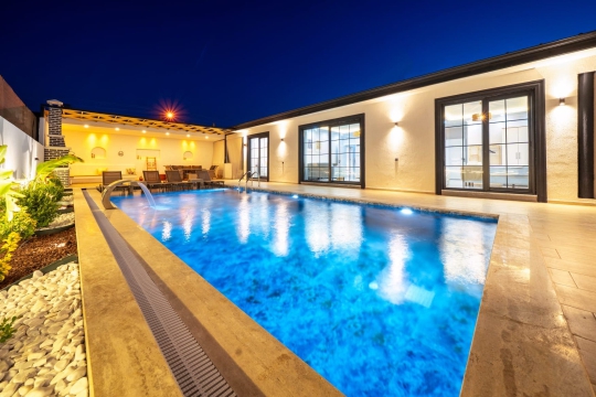 Gece ışıklandırmalarıyla estetik bir atmosfer sunan Villa Hira Duo, özel havuzu ve lüks bahçe alanıyla ayrıcalıklı bir konaklama deneyimi yaşatmaktadır.