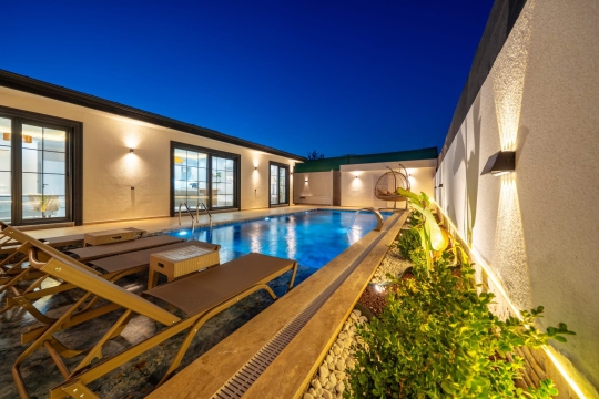 Korunaklı havuz alanı ve geniş güneşlenme terasıyla Villa Hira Duo, doğayla iç içe sakin bir tatil arayan misafirler için ideal bir seçenektir.