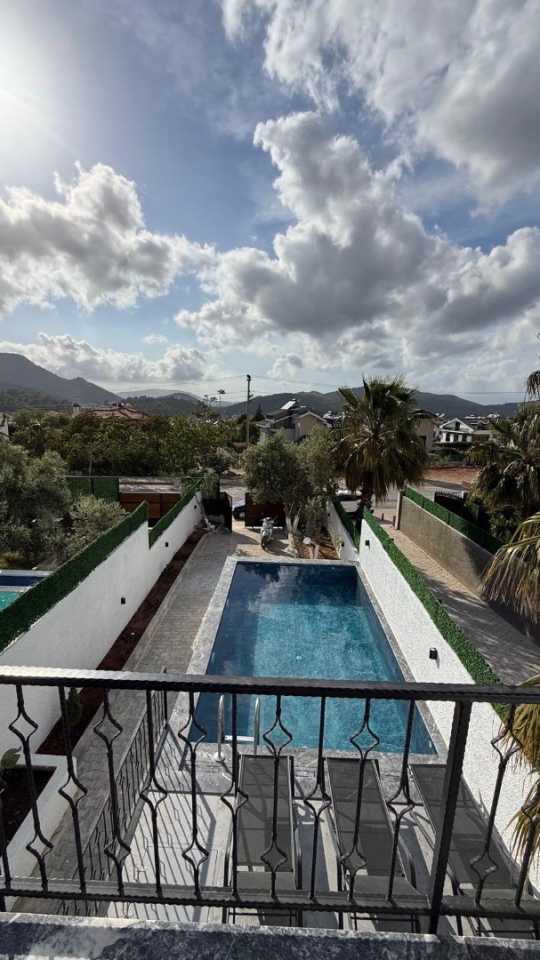 Üst kattan görünen özel yüzme havuzu ve bahçe alanı, Villa Emel’in ferah yaşam konseptini yansıtmaktadır.