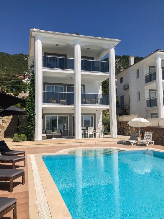 Şık dış mimarisi ve geniş havuz terasıyla Rupso Villa, Ölüdeniz’e yakın konumda ayrıcalıklı bir tatil deneyimi sunmaktadır.