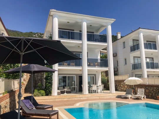 Modern tasarımı ve korunaklı havuz alanıyla Rupso Villa, gözlerden uzak keyifli bir villa tatili arayan misafirleri beklemektedir
