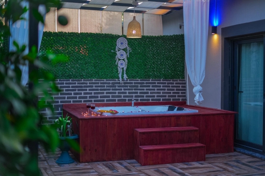 Seydikemer Saklıkent'te yer alan Villa Saklıkent'in açık hava jakuzisi, geniş bahçesi ve huzurlu atmosferiyle keyifli bir tatil sunuyor.