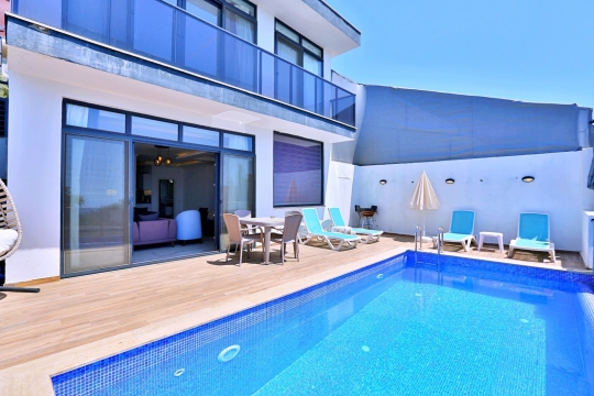 Modern dış tasarımı ve korunaklı havuz alanıyla Villa Mila, gözlerden uzak tatil yapmak isteyen misafirler için ideal bir seçenektir.