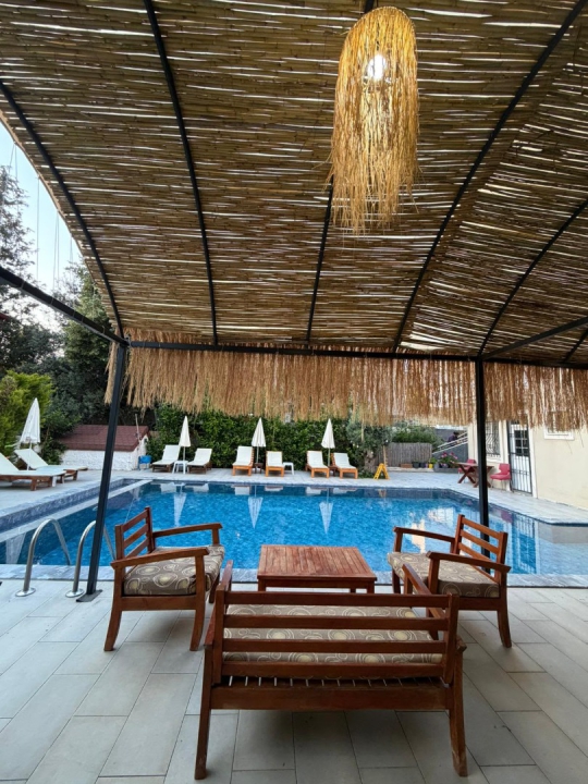 Ortak havuz manzaralı dinlenme alanına sahip Fethiye apart otel, yaz tatili için ideal konum.