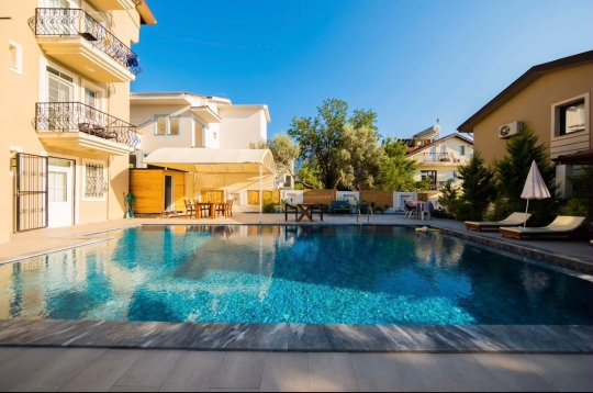 Fethiye merkezde geniş ortak yüzme havuzu bulunan aile dostu apart tatil tesisi.