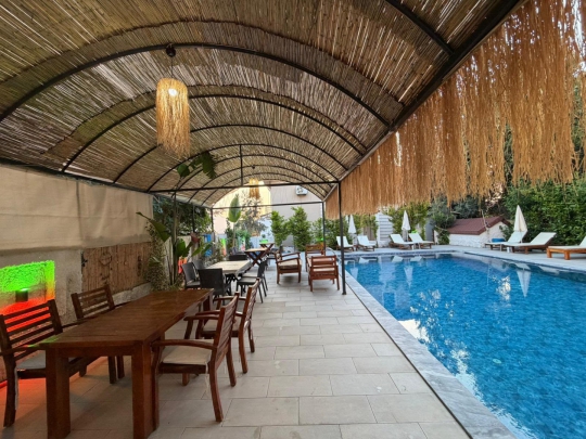 Ortak havuz manzaralı dinlenme alanına sahip Fethiye apart otel, yaz tatili için ideal konum.
